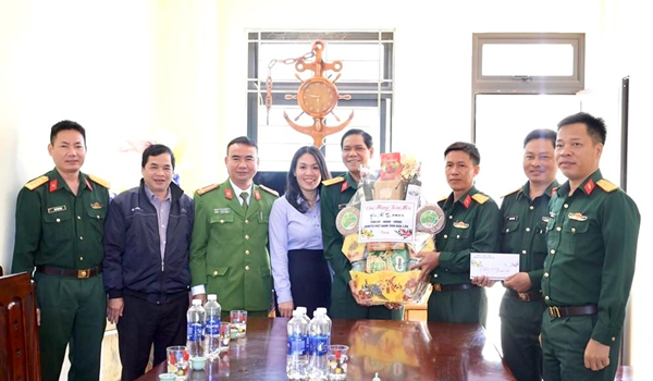 Chỉ huy trưởng Bộ Chỉ huy Quân sự tỉnh chúc Tết gia đình chính sách tại thị trấn Ea Drăng